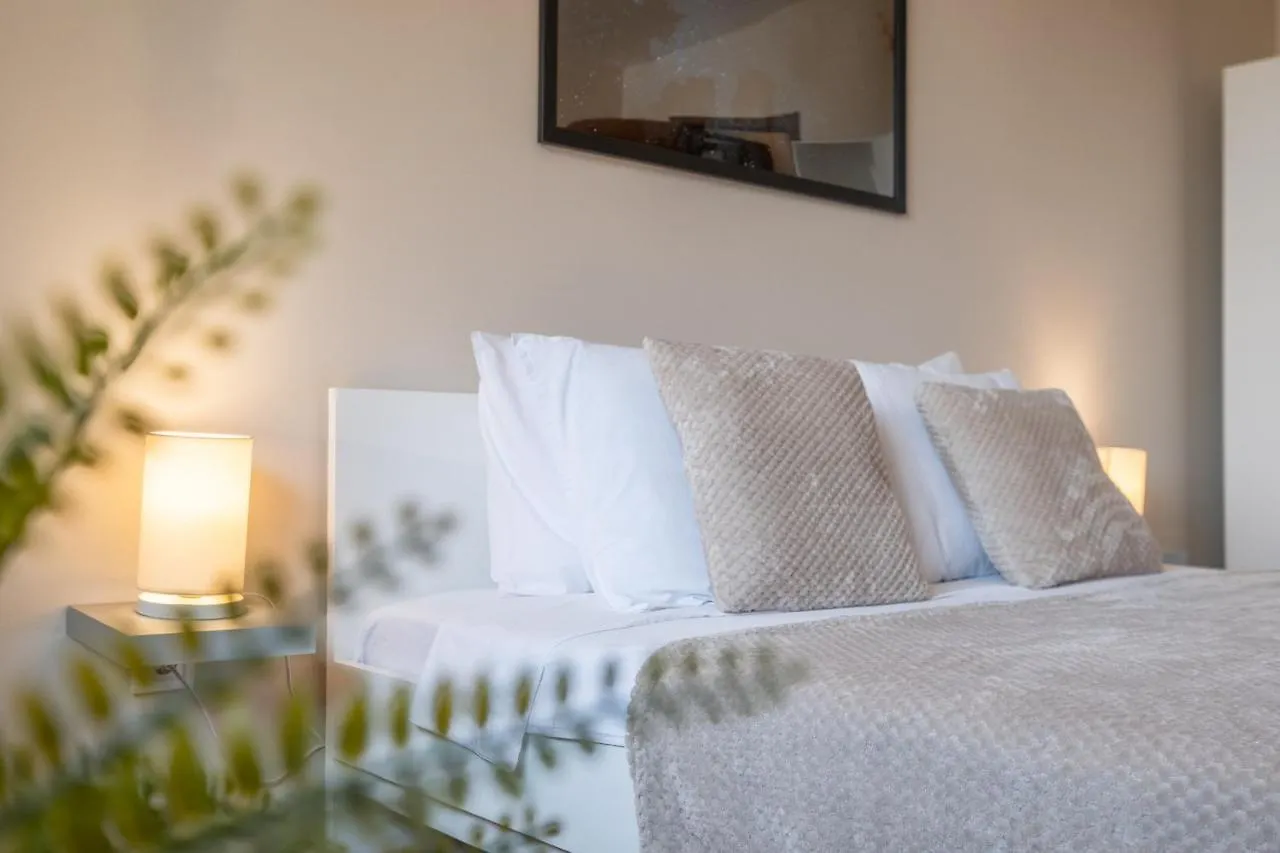 City Oasis: Stylish Retreat In The Heart Of 소피아 0*,