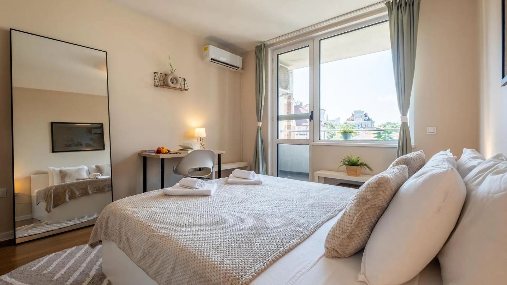 City Oasis: Stylish Retreat In The Heart Of 소피아 0*,  불가리아